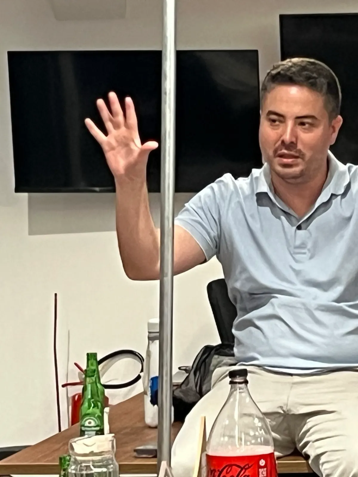 Mentor conduzindo a discussão em encontro da Lumos Academy