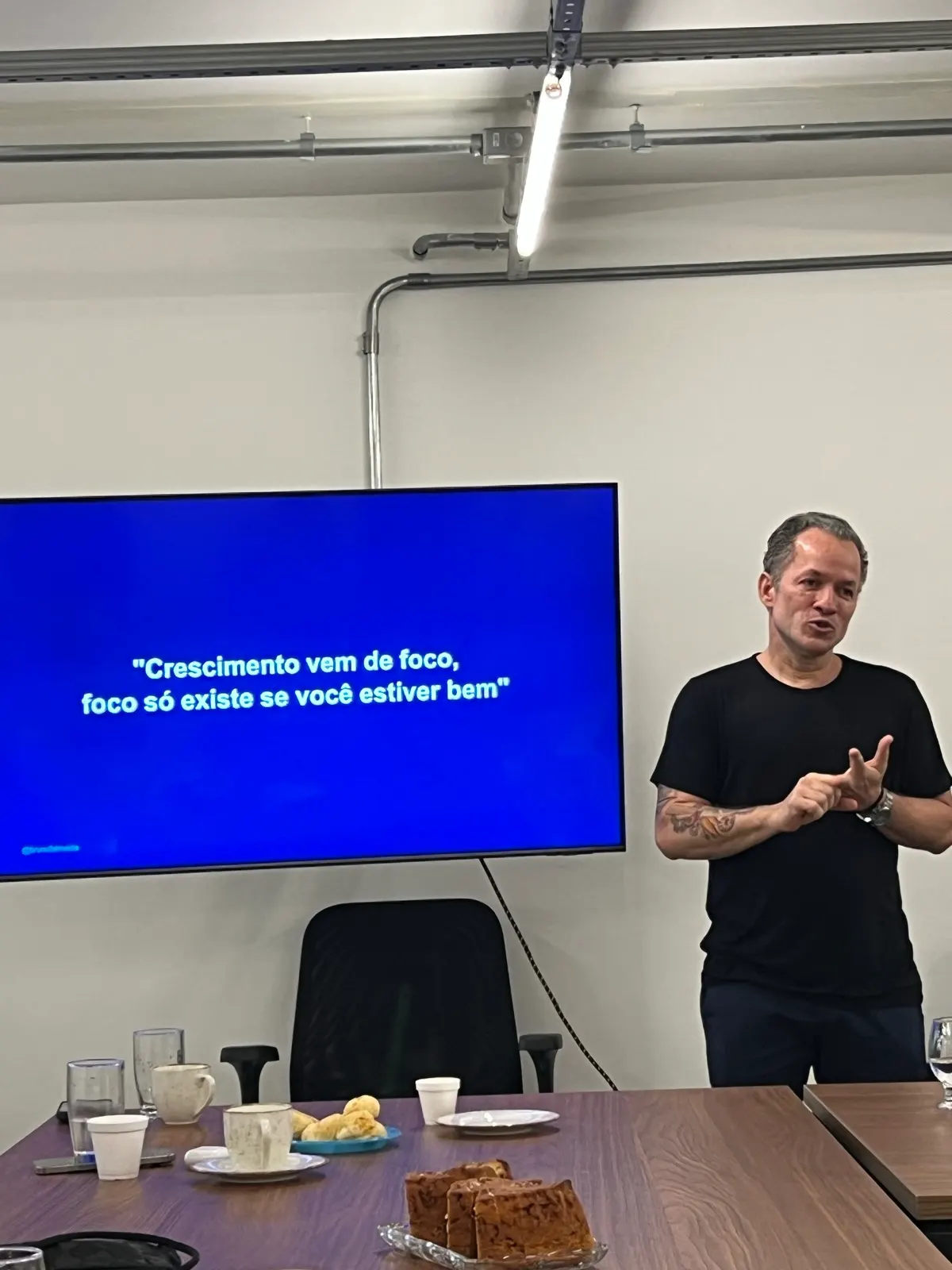 Mentor apresentando durante uma imersão da Lumos Academy