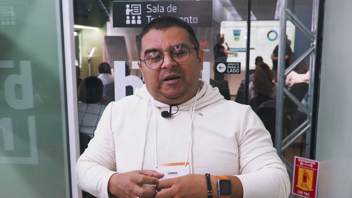 Participante relatando a experiência na Lumos Academy